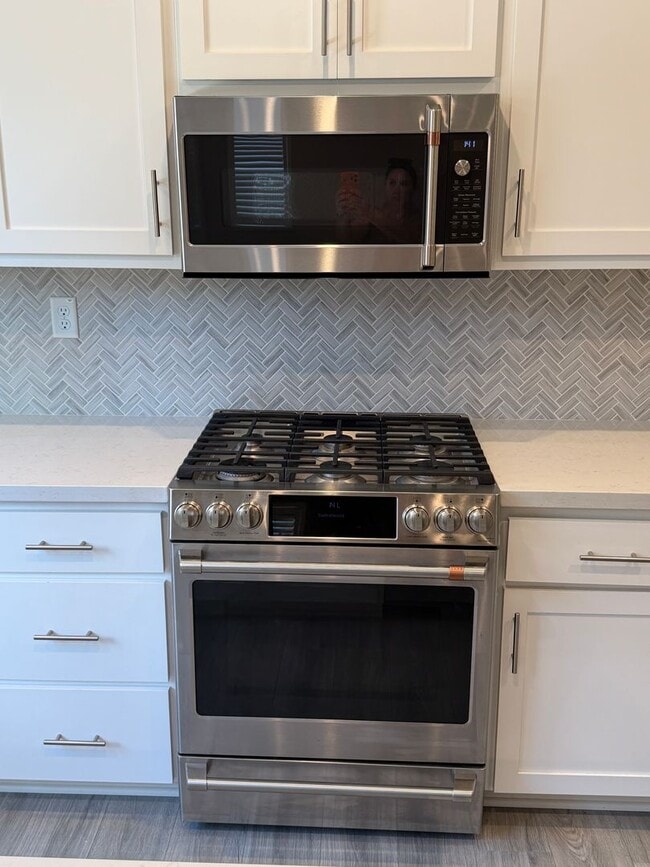 Building Photo - 700 Apricot Cir