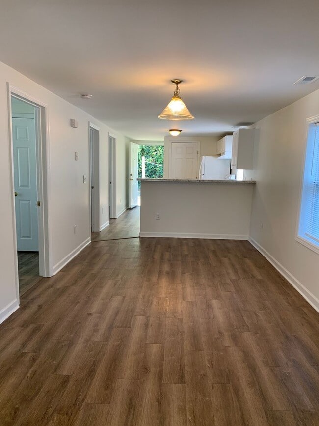 Building Photo - $500 OFF 1ST MONTH'S RENT! 3 Bedroom, 1 Bath house on Hillsdale Drive