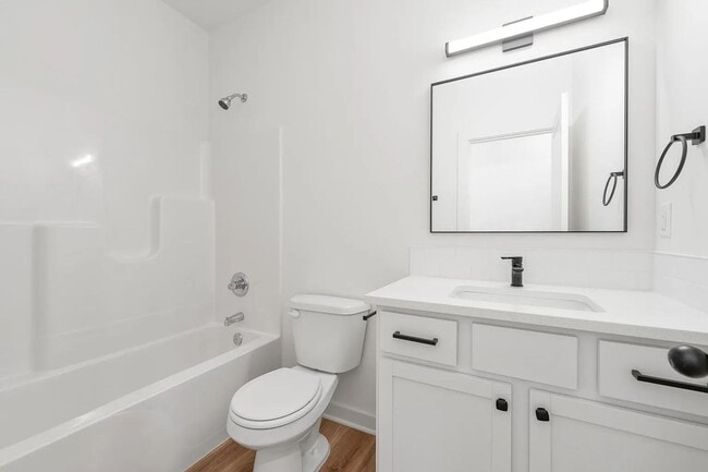 Building Photo - Gorgeous 3 Bedroom Townhome! 1/2 Month Free!!