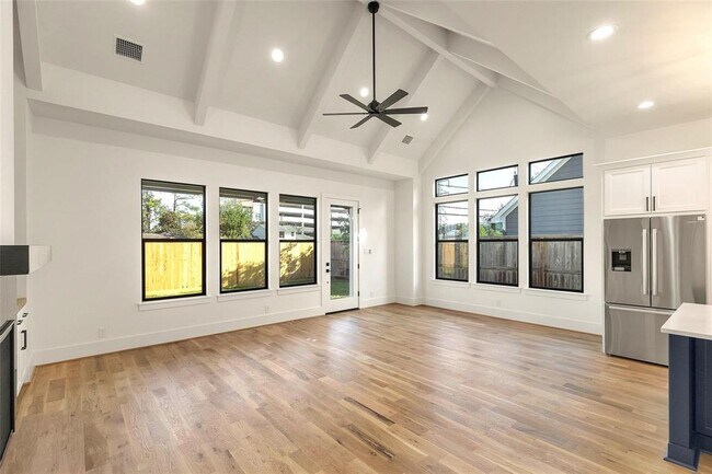 Building Photo - 1038 W 31st St