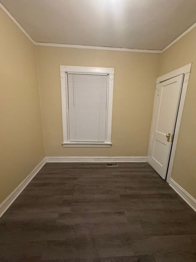Building Photo - 4 Bed 1.5 Bath - Single Family Home locate...