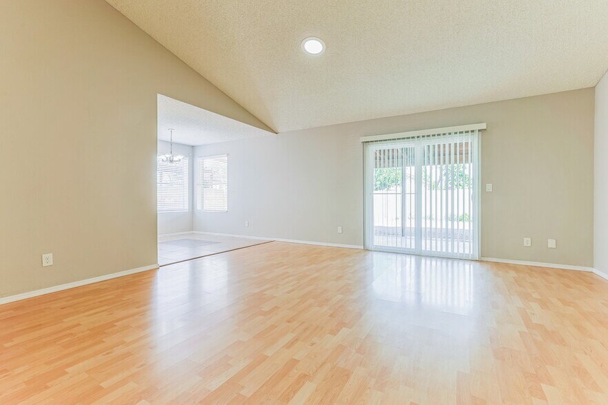 Building Photo - 624 S 75th St