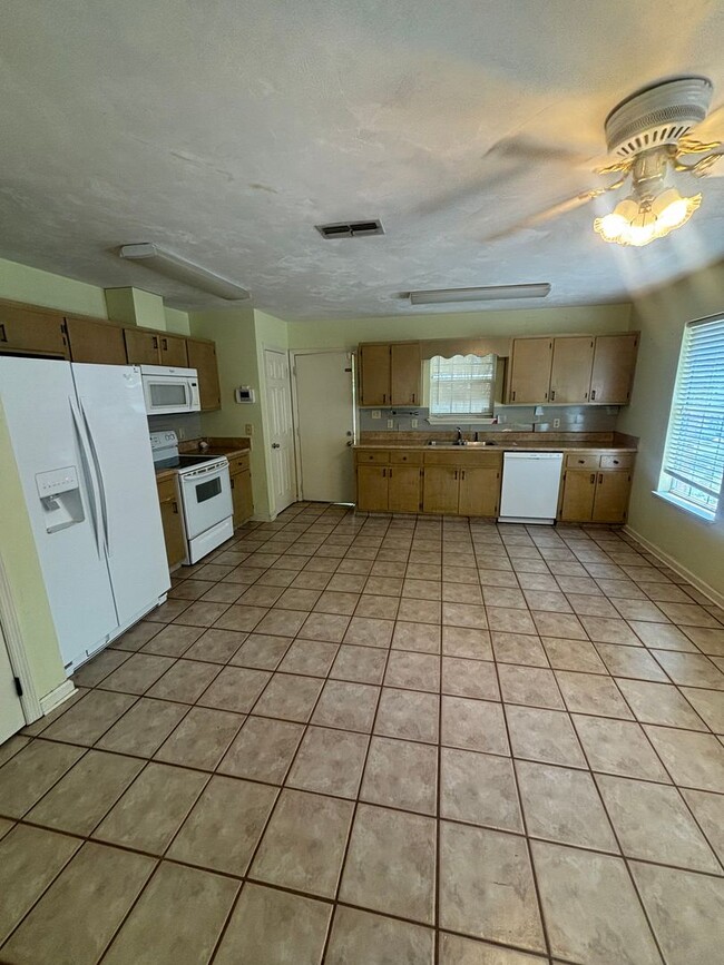 Building Photo - 3 bedroom 2 bath in a cute neighborhood.