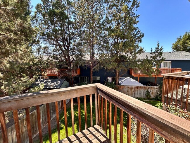 Building Photo - 2 Bed/2 Bath Apartment in NE Bend - Worthington Court