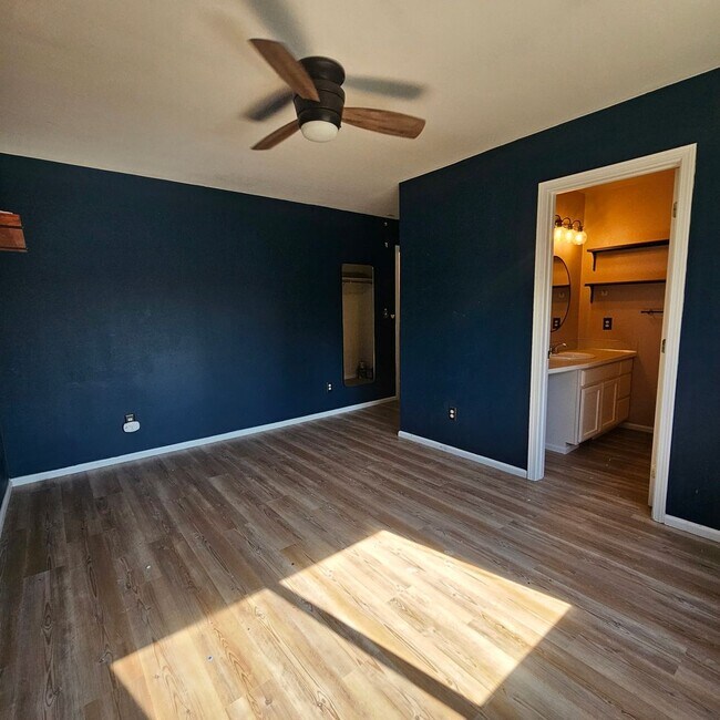 Building Photo - Comfortable 3-Bedroom, 2-Bath Lower Unit with Fully Fenced Yard in West Bremerton
