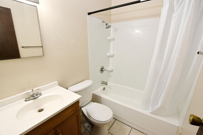 Building Photo - 3 Bedroom 1.5 Bath in North side of South ...