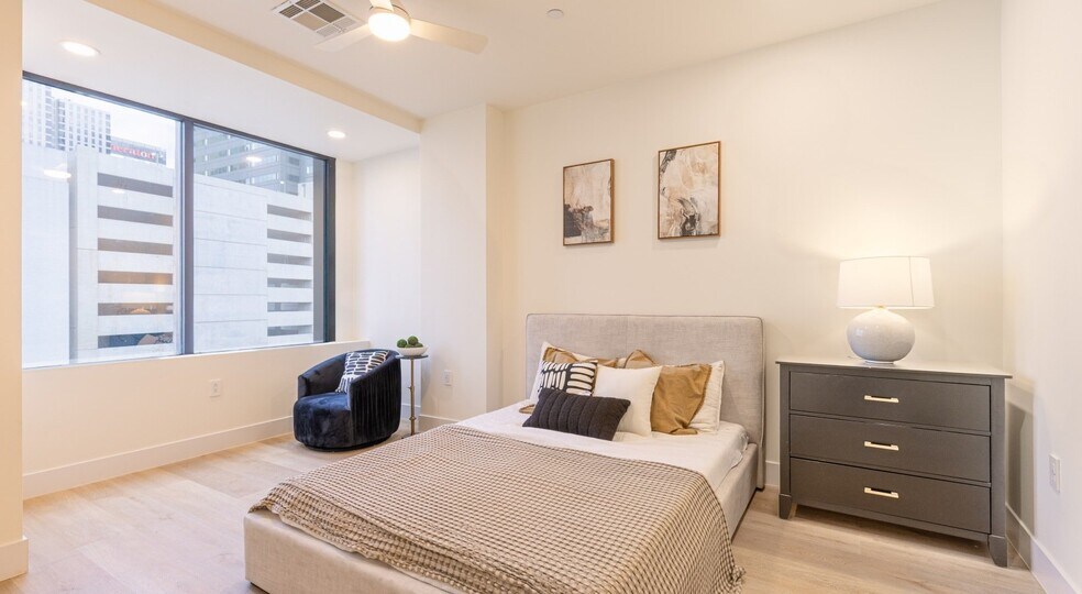 Building Photo - 411 N Akard St