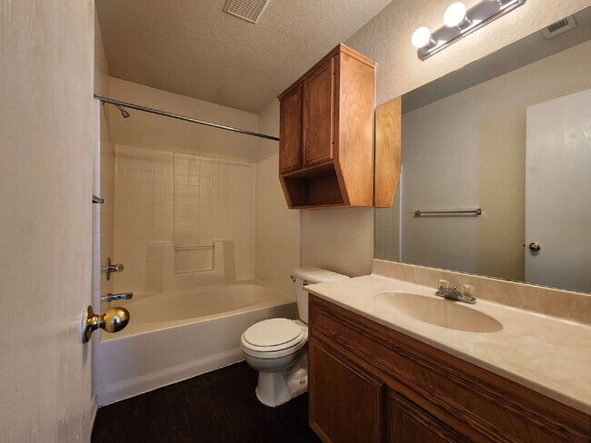 Building Photo - 3204 Toledo Dr