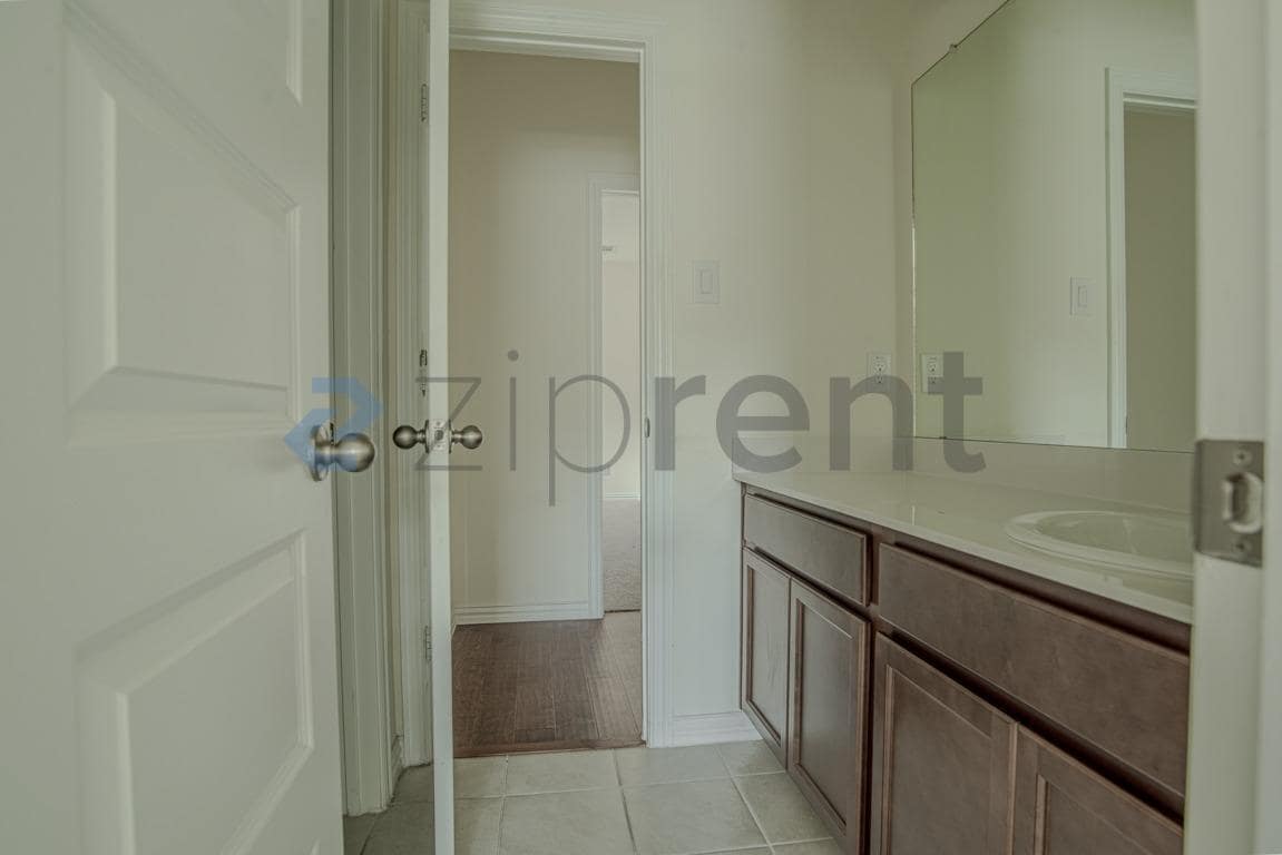 Building Photo - Unit