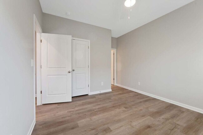 Building Photo - 3 / 3.5 Townhouse - 10 Minutes from Downtown!