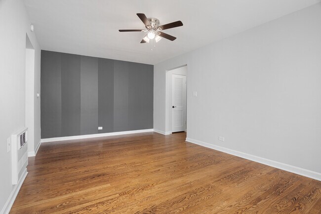 Building Photo - 7638 N Eastlake Terrace