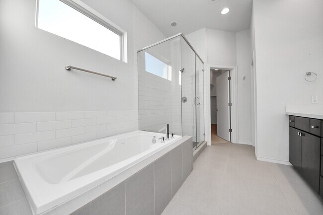 Building Photo - 1315 Nagle St
