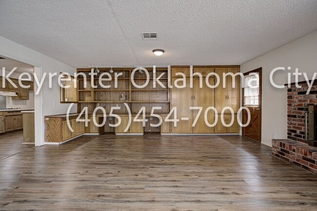 Building Photo - Massive 3BD/2BTH Home Minutes from the Highway.