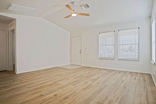 Building Photo - Beautiful 2 Bedroom - 2 Bathroom in Deer C...