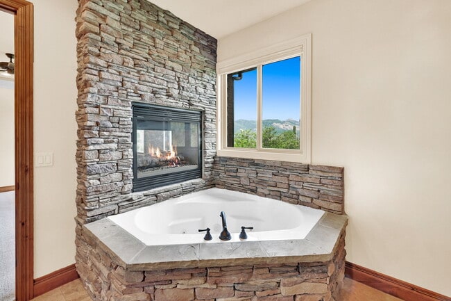 Building Photo - 3573 N Elkview Dr