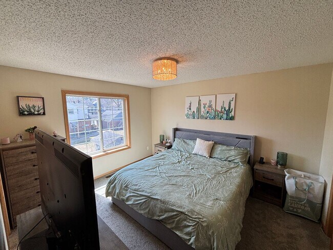 Building Photo - Updated 3bed 3bath End Unit Townhome w’Great Views
