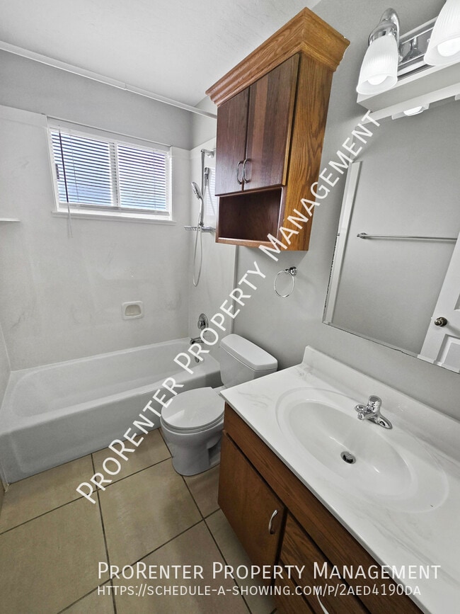 Building Photo - 1401 Ash Dr