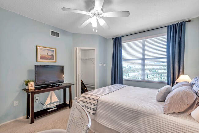 Building Photo - 1200 Country Club Dr