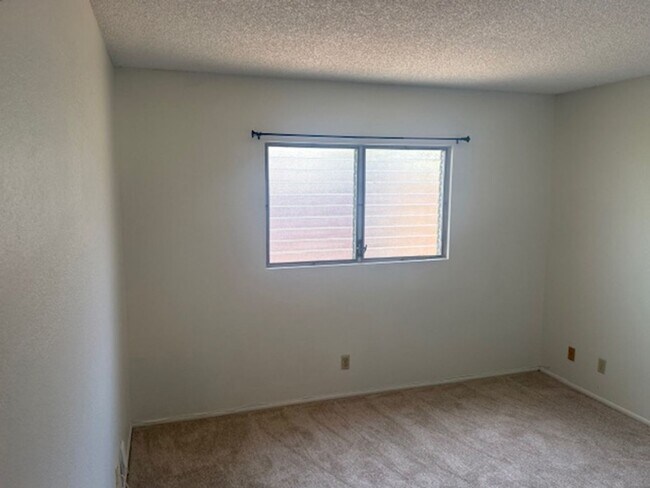 Building Photo - College Gardens