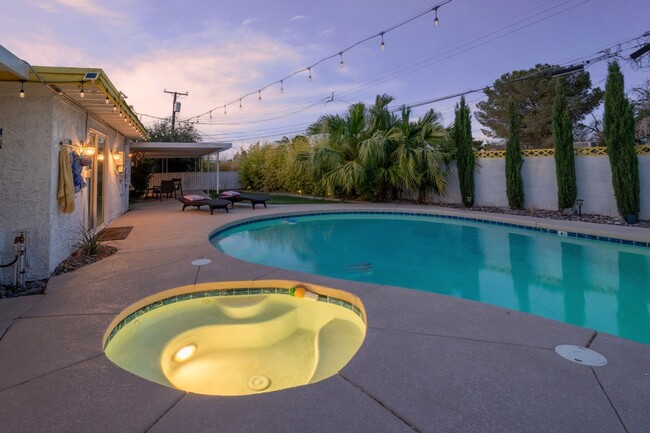 Building Photo - Charming Studio in Las Vegas