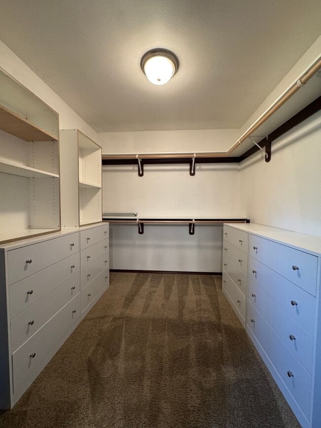 Building Photo - Spacious 5-Bedroom Home with Bonus Living ...