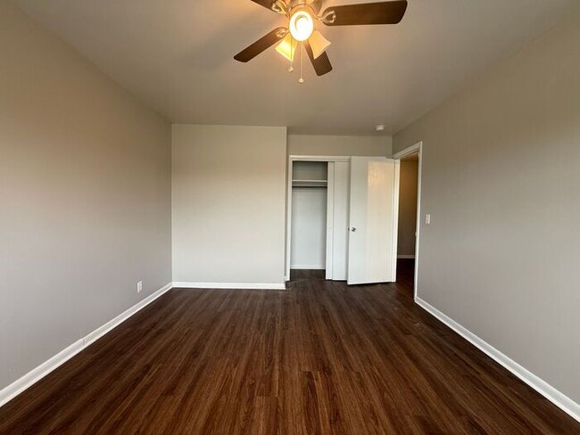 Building Photo - 2 Bedroom Unit was recently renovated. Liv...