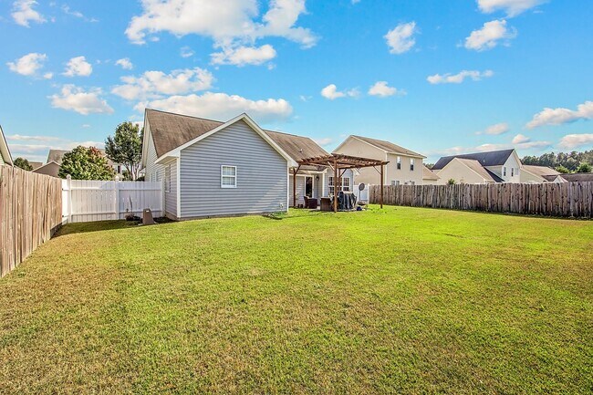 Building Photo - Good size home East of Raeford