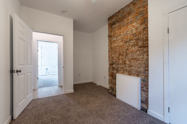 Building Photo - Urban Elegance in the Heart of the South Side