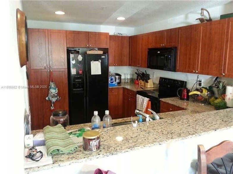 Building Photo - 10885 NW 89th Ter