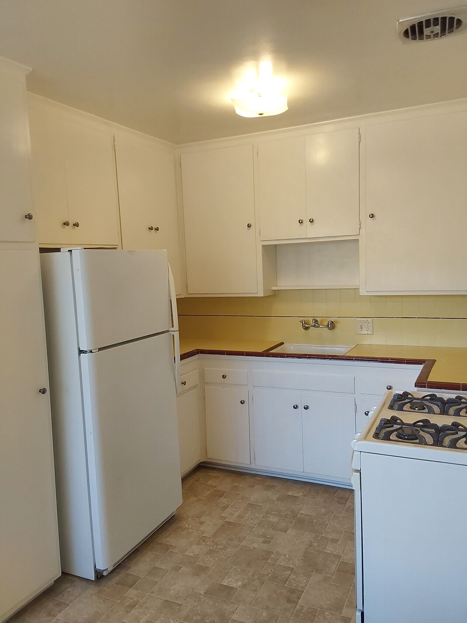 Kitchen with lots of pullout drawers. - 3058 Luna Dr
