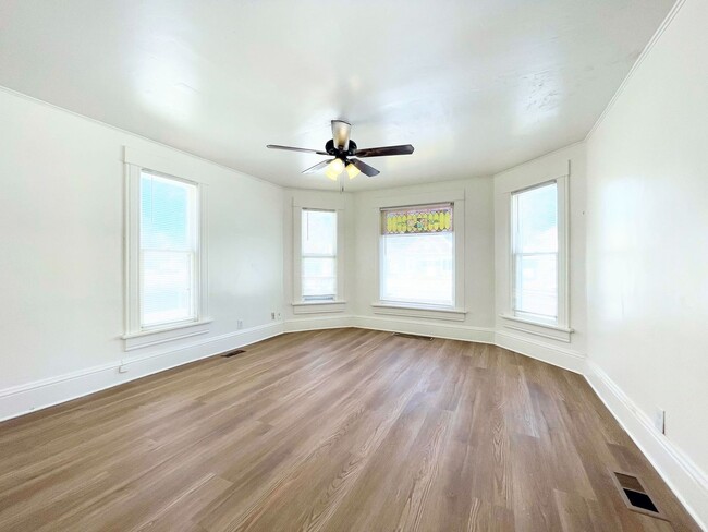 Building Photo - 3 Bed, 2 Bath Bungalow