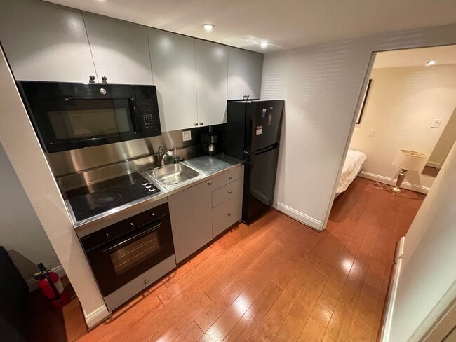 Building Photo - Fully Furnished English Basement near Capi...