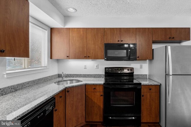 Building Photo - 835 Chanticleer