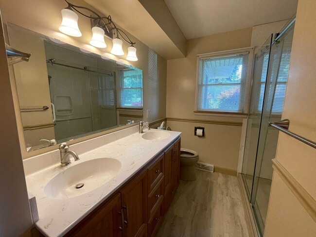 Building Photo - Three Bedroom Home in Richland