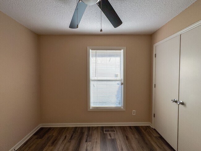 Building Photo - Charming 3 Bed 1.5 bath in College Lakes