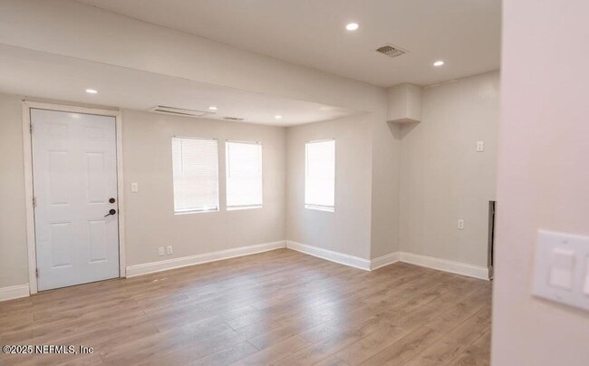 Building Photo - 846 Baker Ave