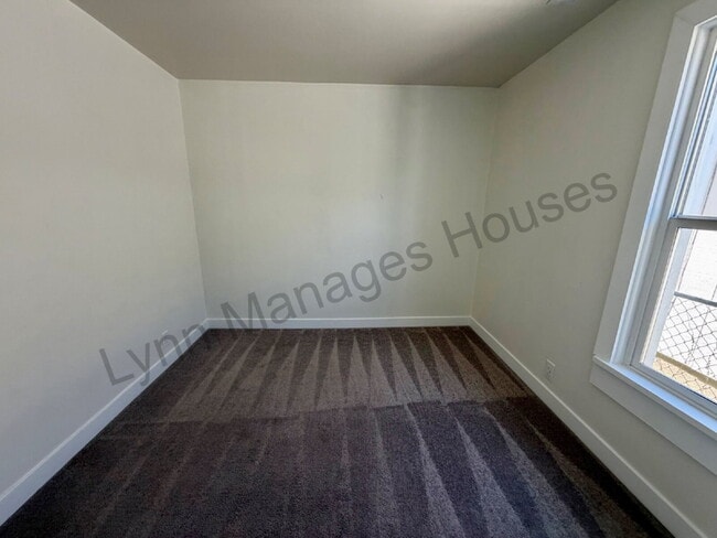 Building Photo - Updated Single Family Home with Fenced Yard