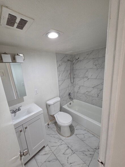 Building Photo - 212 SE 9th Ave