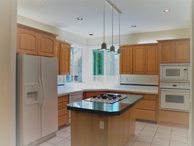 Building Photo - **PENDING** Wonderful West Linn Home!