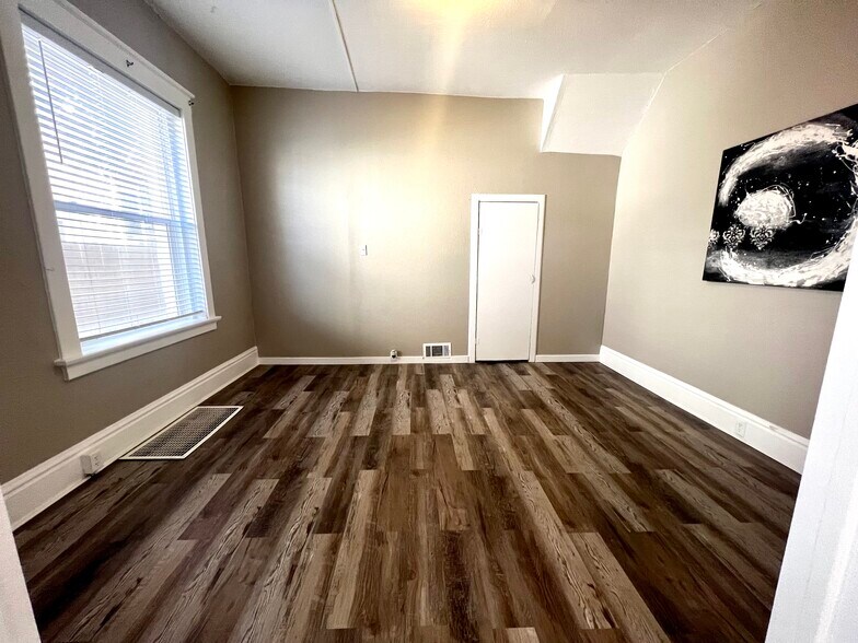 Building Photo - 211 Broadway Ave