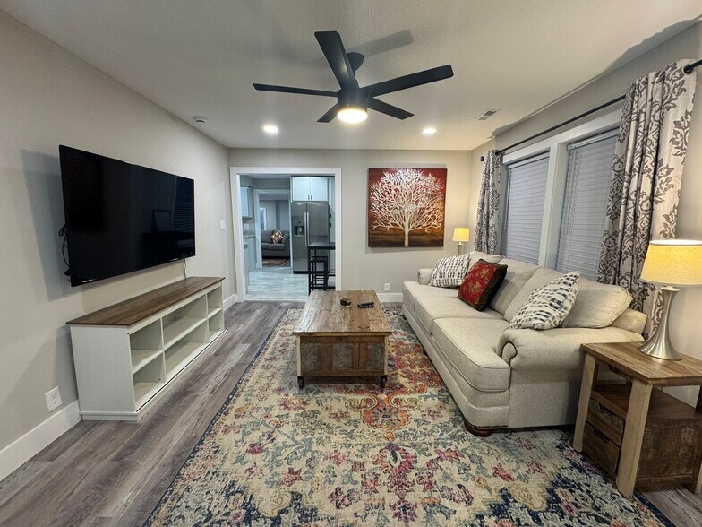 Building Photo - 4610 Meadow Ct