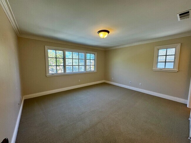 Building Photo - 1046 Byerley Ave