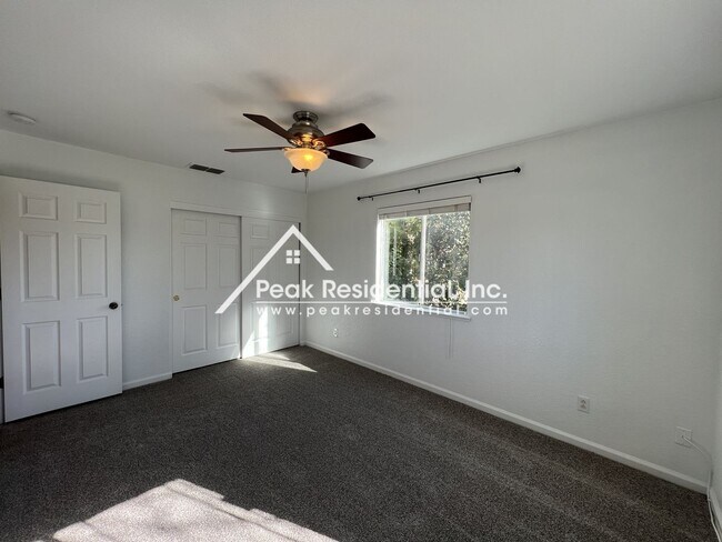 Building Photo - Spacious 4bd/2.5ba Rocklin Home with 2 Car...