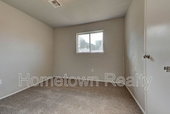 Building Photo - 2401 Piccadilly Cir