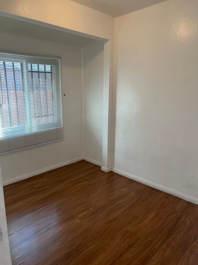 Building Photo - E1077F