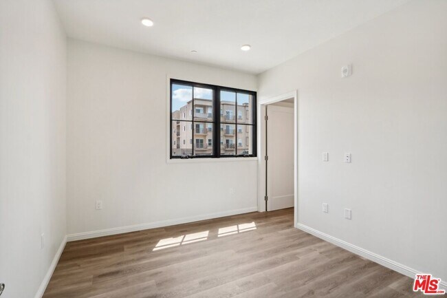 Building Photo - 951 S Wilton Pl