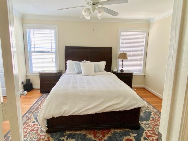 Building Photo - 3BD/3.5 Condo with Garage & Backyard in Shadowlawn! Blocks to the Beach! AVAILABLE NOW!
