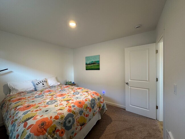 Building Photo - MOVE IN SPECIAL - Beautiful Newer 3 Bedroom / 2 Bath Home in NE Madras
