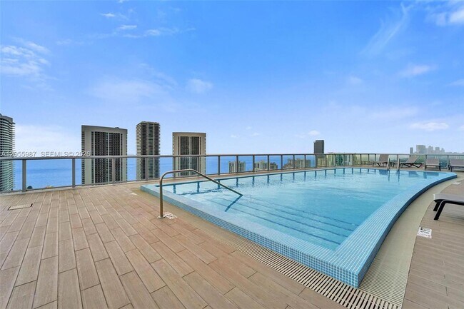 Building Photo - 2600 E Hallandale Beach Blvd