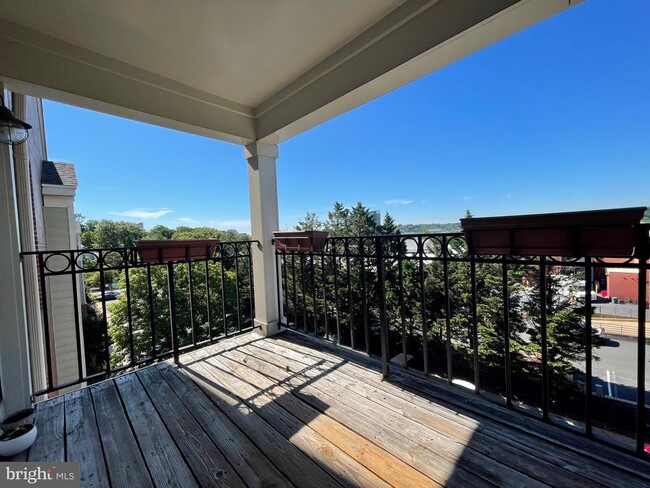Building Photo - 1100 Quaker Hill Dr